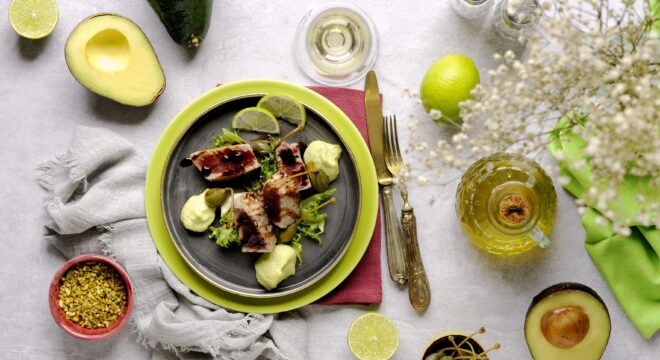 Sliced ​​Tuna with Avocado Mayonnaise, Caper Flowers and Balsamic Glaze